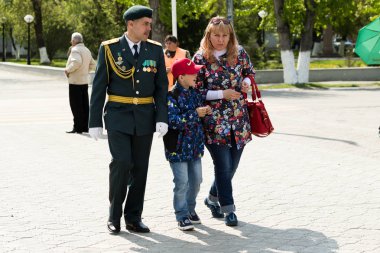 Petropavlovsk 7 Mayıs 2016: Resmi tatil. Defender'ı vatan günün Kazakistan'da 7 Mayıs kutladı. Asker ve askeri. Toplu kutlamalar insanlar.