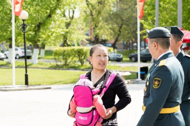Petropavlovsk 7 Mayıs 2016: Resmi tatil. Defender'ı vatan günün Kazakistan'da 7 Mayıs kutladı. Asker ve askeri. Toplu kutlamalar insanlar.