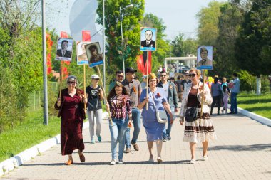Shymkent, Kazakistan 9 Mayıs 2017: Ölümsüz alayı. Halk festivaller insan. Büyük Vatanseverlik Savaşı 1941-1945, Kızıl Ordu ve Sovyet halkının Zafer Bayramı.