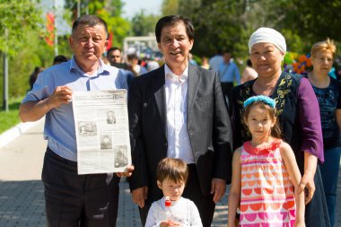 Shymkent, Kazakistan 9 Mayıs 2017: Ölümsüz alayı. Halk festivaller insan. Büyük Vatanseverlik Savaşı 1941-1945, Kızıl Ordu ve Sovyet halkının Zafer Bayramı.