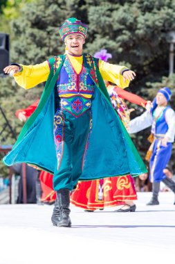 Shymkent, Kazakistan - 1 Mayıs 2017: Kazakistan halklarının Ulusal kostümleri dansçılar. 1 Mayıs Kazakistan halkının birlik gün işaretler