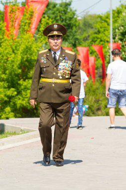 Shymkent, Kazakistan 9 Mayıs 2017: Ölümsüz alayı. Halk festivaller insan. Büyük Vatanseverlik Savaşı 1941-1945, Kızıl Ordu ve Sovyet halkının Zafer Bayramı.