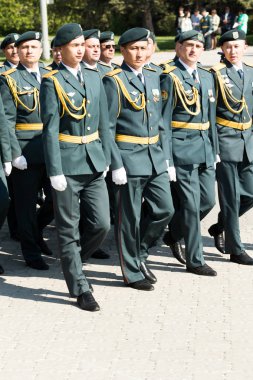 Petropavlovsk 7 Mayıs 2016: Resmi tatil. Defender'ı vatan günün Kazakistan'da 7 Mayıs kutladı. Asker ve askeri. Toplu kutlamalar insanlar.