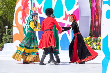 Shymkent, Kazakistan - 1 Mayıs 2017: Kazakistan halklarının Ulusal kostümleri dansçılar. 1 Mayıs Kazakistan halkının birlik gün işaretler