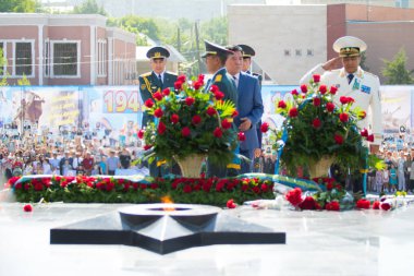 Shymkent, Kazakistan 9 Mayıs 2017: Ölümsüz alayı. Halk festivaller insan. Büyük Vatanseverlik Savaşı 1941-1945, Kızıl Ordu ve Sovyet halkının Zafer Bayramı.