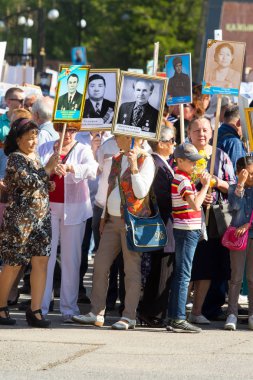 Shymkent, Kazakistan 9 Mayıs 2017: Ölümsüz alayı. Halk festivaller insan. Büyük Vatanseverlik Savaşı 1941-1945, Kızıl Ordu ve Sovyet halkının Zafer Bayramı.