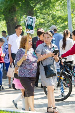 Shymkent, Kazakistan 9 Mayıs 2017: Ölümsüz alayı. Halk festivaller insan. Büyük Vatanseverlik Savaşı 1941-1945, Kızıl Ordu ve Sovyet halkının Zafer Bayramı.