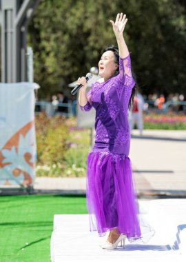 Shymkent, Kazakistan - 1 Mayıs 2017: Kazakistan şarkıları söyleyerek. 1 Mayıs Kazakistan halkının birlik gün işaretler