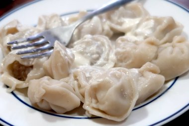 Bir tabakta yemek köfte