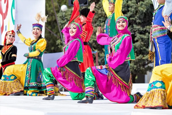 Shymkent Kazakhstan Mayo 2017 Bailarines Con Los Trajes Nacionales Los —  Fotos de Stock