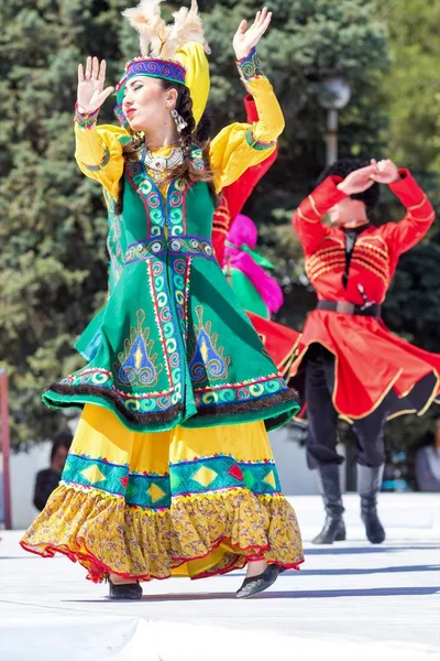 Shymkent Kazachstán Května 2017 Tanečníci Národních Krojích Národů Kazachstánu Května — Stock fotografie