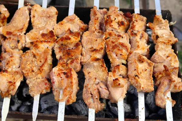 Carne Sugli Spiedini Gli Spiedini Sono Cotti Sul Carbone — Foto Stock