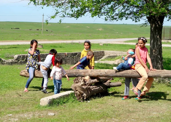 Kazajistán Shymkent Abril 2017 Balancín Basculante Los Niños Pequeños Juegan — Foto de Stock