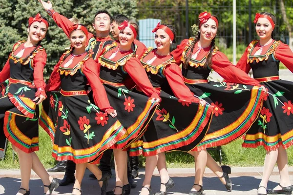 Shymkent Kazachstán Května 2017 Zpěváci Tanečníci Národních Krojích Května Kazachstán — Stock fotografie