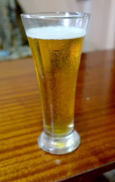Szklanka Piwa Kroplami — Zdjęcie stockowe