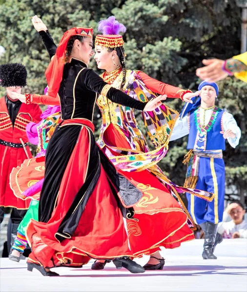 Shymkent Kazakstan Maj 2017 Dansare Nationella Kostymer Folken Kazakstan Maj — Stockfoto