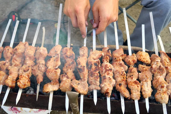 Carne Sugli Spiedini Gli Spiedini Sono Cotti Sul Carbone — Foto Stock