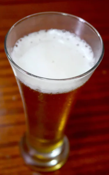 滴とビールのグラス — ストック写真