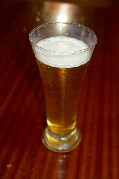 Ein Glas Bier Mit Tropfen — Stockfoto