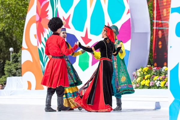Shymkent, Kazakistan - 1 Mayıs 2017: Kazakistan halklarının Ulusal kostümleri dansçılar. 1 Mayıs Kazakistan halkının birlik gün işaretler