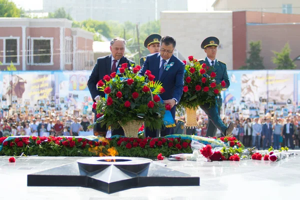 Shymkent, Kazakistan 9 Mayıs 2017: Ölümsüz alayı. Halk festivaller insan. Büyük Vatanseverlik Savaşı 1941-1945, Kızıl Ordu ve Sovyet halkının Zafer Bayramı.