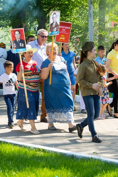 Shymkent, Kazakistan 9 Mayıs 2017: Ölümsüz alayı. Halk festivaller insan. Büyük Vatanseverlik Savaşı 1941-1945, Kızıl Ordu ve Sovyet halkının Zafer Bayramı.