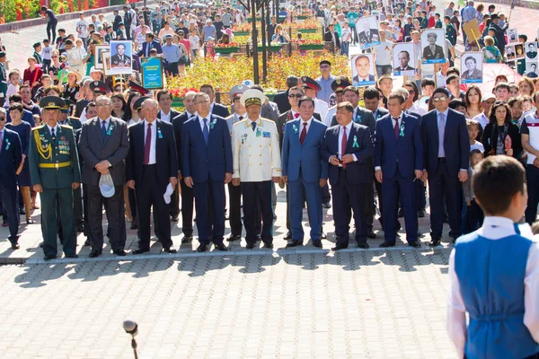 Shymkent, Kazakistan 9 Mayıs 2017: Ölümsüz alayı. Halk festivaller insan. Büyük Vatanseverlik Savaşı 1941-1945, Kızıl Ordu ve Sovyet halkının Zafer Bayramı.