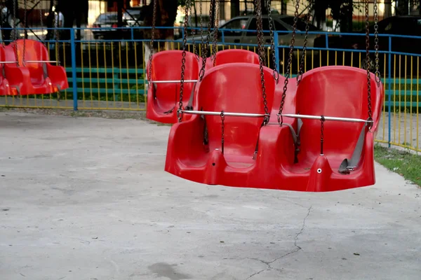 公園で赤いカルーセル席 — ストック写真