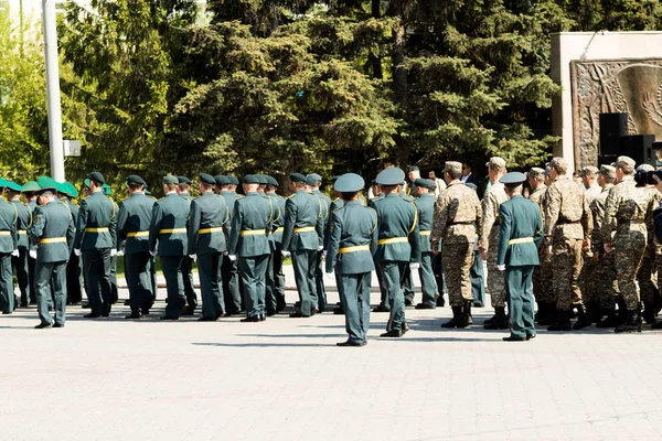 Petropavlovsk 7 Mayıs 2016: Resmi tatil. Defender'ı vatan günün Kazakistan'da 7 Mayıs kutladı. Asker ve askeri. Toplu kutlamalar insanlar.