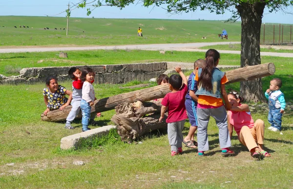 Kazakhstan Shymkent Avril 2017 Balançoire Les Petits Enfants Jouent Dans — Photo