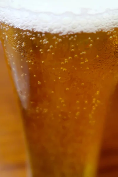 Een Glas Bier Met Druppels — Stockfoto