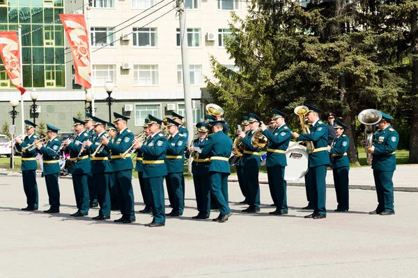 Petropavlovsk 7 Mayıs 2016: Resmi tatil. Defender'ı vatan günün Kazakistan'da 7 Mayıs kutladı. Asker ve askeri. Toplu kutlamalar insanlar.