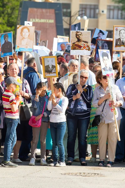 Shymkent, Kazakistan 9 Mayıs 2017: Ölümsüz alayı. Halk festivaller insan. Büyük Vatanseverlik Savaşı 1941-1945, Kızıl Ordu ve Sovyet halkının Zafer Bayramı.