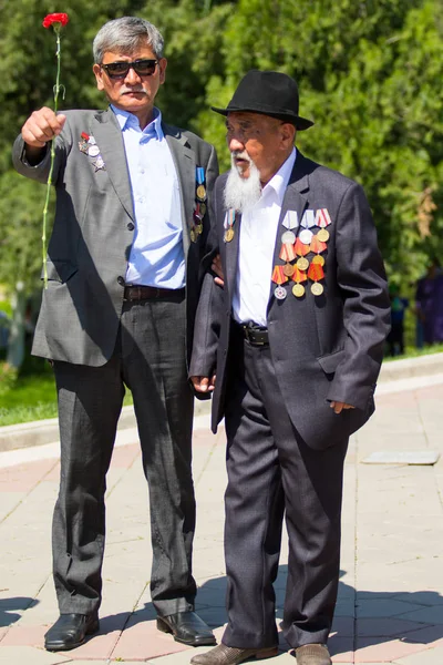 Shymkent, Kazakistan 9 Mayıs 2017: Ölümsüz alayı. Halk festivaller insan. Büyük Vatanseverlik Savaşı 1941-1945, Kızıl Ordu ve Sovyet halkının Zafer Bayramı.