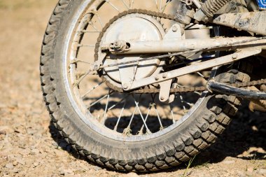 Motosiklet tekerleği kirli, seyahat