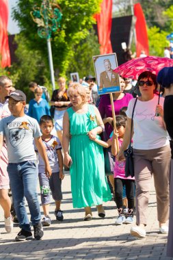 Shymkent, Kazakistan 9 Mayıs 2017: Ölümsüz alayı. Halk festivaller insan. Büyük Vatanseverlik Savaşı 1941-1945, Kızıl Ordu ve Sovyet halkının Zafer Bayramı.