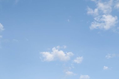 Bulutlu güzel mavi gökyüzü 