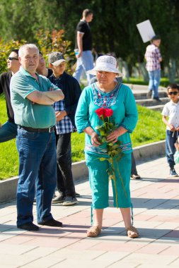 Shymkent, Kazakistan 9 Mayıs 2017: Ölümsüz alayı. Halk festivaller insan. Büyük Vatanseverlik Savaşı 1941-1945, Kızıl Ordu ve Sovyet halkının Zafer Bayramı.