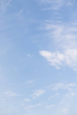 Bulutlu güzel mavi gökyüzü 