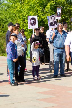 Shymkent, Kazakistan 9 Mayıs 2017: Ölümsüz alayı. Halk festivaller insan. Büyük Vatanseverlik Savaşı 1941-1945, Kızıl Ordu ve Sovyet halkının Zafer Bayramı.