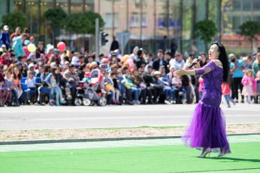 Shymkent, Kazakistan - 1 Mayıs 2017: Kazakistan şarkıları söyleyerek. 1 Mayıs Kazakistan halkının birlik gün işaretler