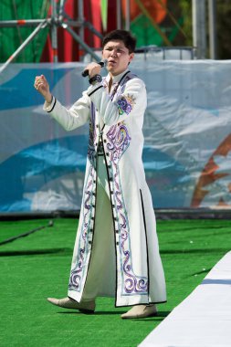 Shymkent, Kazakistan - 1 Mayıs 2017: Kazakistan şarkıları söyleyerek. 1 Mayıs Kazakistan halkının birlik gün işaretler