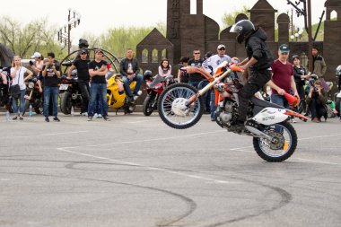 Shymkent, Kazakistan - 15 Şubat 2017: Motosiklet motorcu sezon açılış 15 Mart 2017 yılında Çimkent