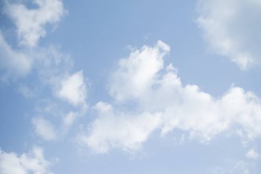 Bulutlu güzel mavi gökyüzü 