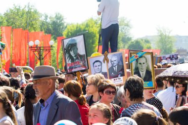 Shymkent, Kazakistan 9 Mayıs 2017: Ölümsüz alayı. Halk festivaller insan. Büyük Vatanseverlik Savaşı 1941-1945, Kızıl Ordu ve Sovyet halkının Zafer Bayramı.