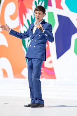 Shymkent, Kazakistan - 1 Mayıs 2017: Kazakistan şarkıları söyleyerek. 1 Mayıs Kazakistan halkının birlik gün işaretler