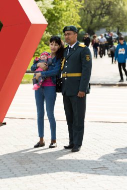 Petropavlovsk 7 Mayıs 2016: Resmi tatil. Defender'ı vatan günün Kazakistan'da 7 Mayıs kutladı. Asker ve askeri. Toplu kutlamalar insanlar.