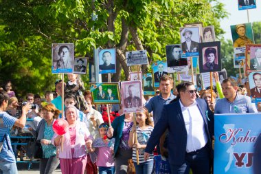 Shymkent, Kazakistan 9 Mayıs 2017: Ölümsüz alayı. Halk festivaller insan. Büyük Vatanseverlik Savaşı 1941-1945, Kızıl Ordu ve Sovyet halkının Zafer Bayramı.