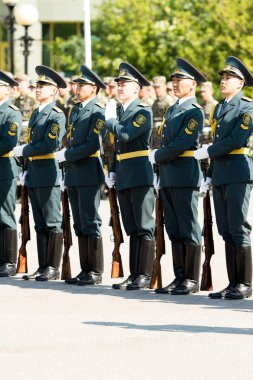 Petropavlovsk 7 Mayıs 2016: Resmi tatil. Defender'ı vatan günün Kazakistan'da 7 Mayıs kutladı. Asker ve askeri. Toplu kutlamalar insanlar.