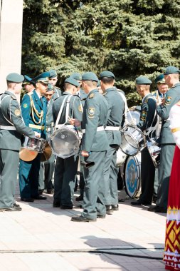 Petropavlovsk 7 Mayıs 2016: Resmi tatil. Defender'ı vatan günün Kazakistan'da 7 Mayıs kutladı. Asker ve askeri. Toplu kutlamalar insanlar.